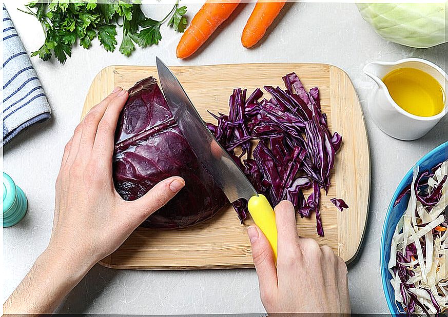 Cut red cabbage or red cabbage to prepare food.