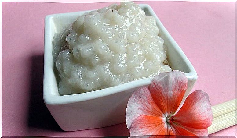 Scrub, one of the cosmetic uses of rice