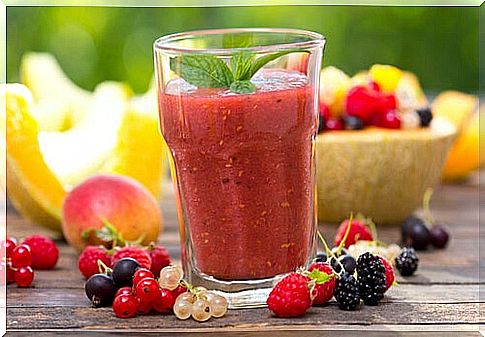 Red fruit smoothie for your detox diet