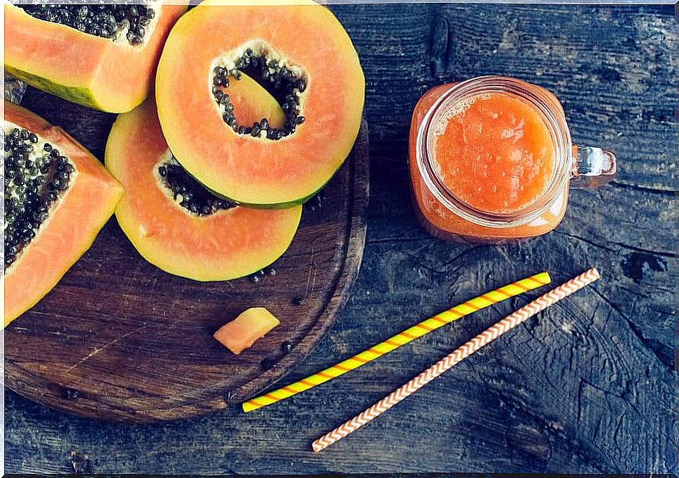 Deflate your belly and cleanse the colon with this papaya and oatmeal smoothie