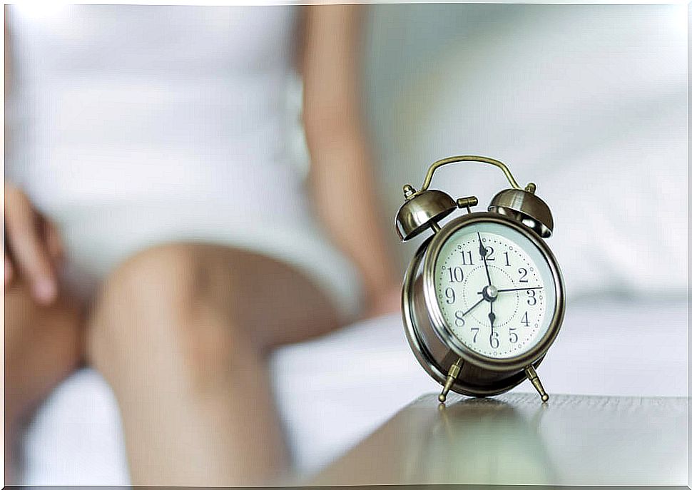 woman before alarm clock symbolizing the ritual of happiness