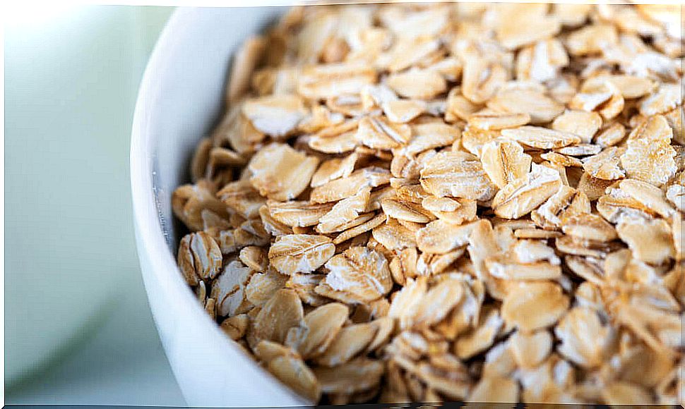 Natural oat flakes in a bowl.