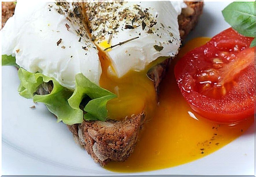 Poached eggs with tomato sauce