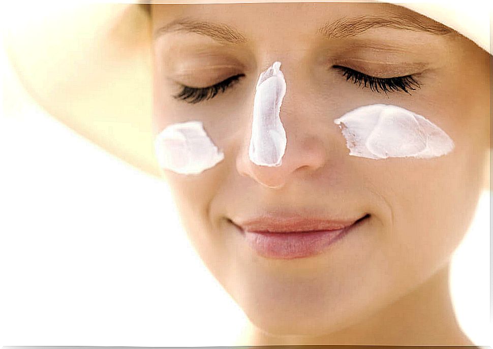 Using sunscreen on your face