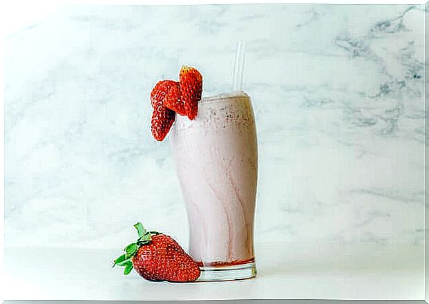 Fruit smoothie: melon and strawberries.