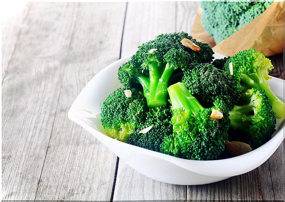 Broccoli: foods with folic acid.